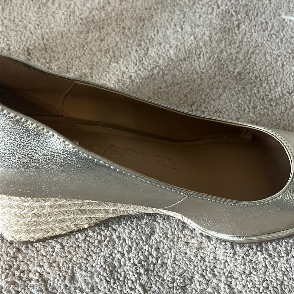 Aerosoles Gold Wedge Heels - Size 8 - Picture 6 of 8